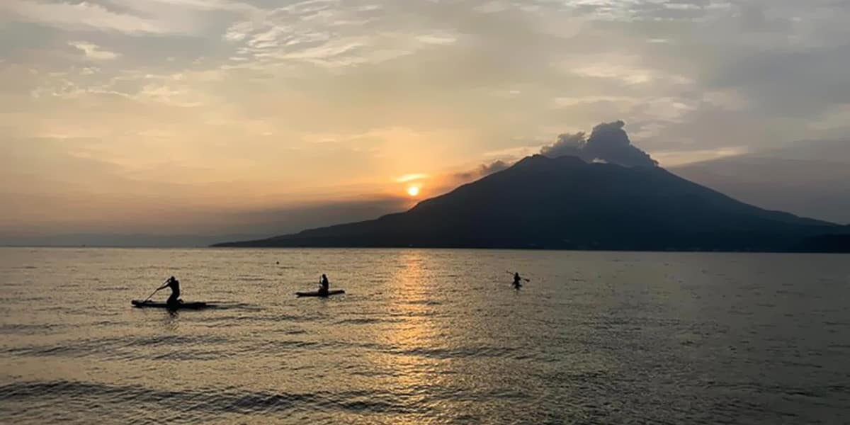 sup standup paddleboarding volcano sunrise sightseeing outdoor activity kagoshima bay japan
